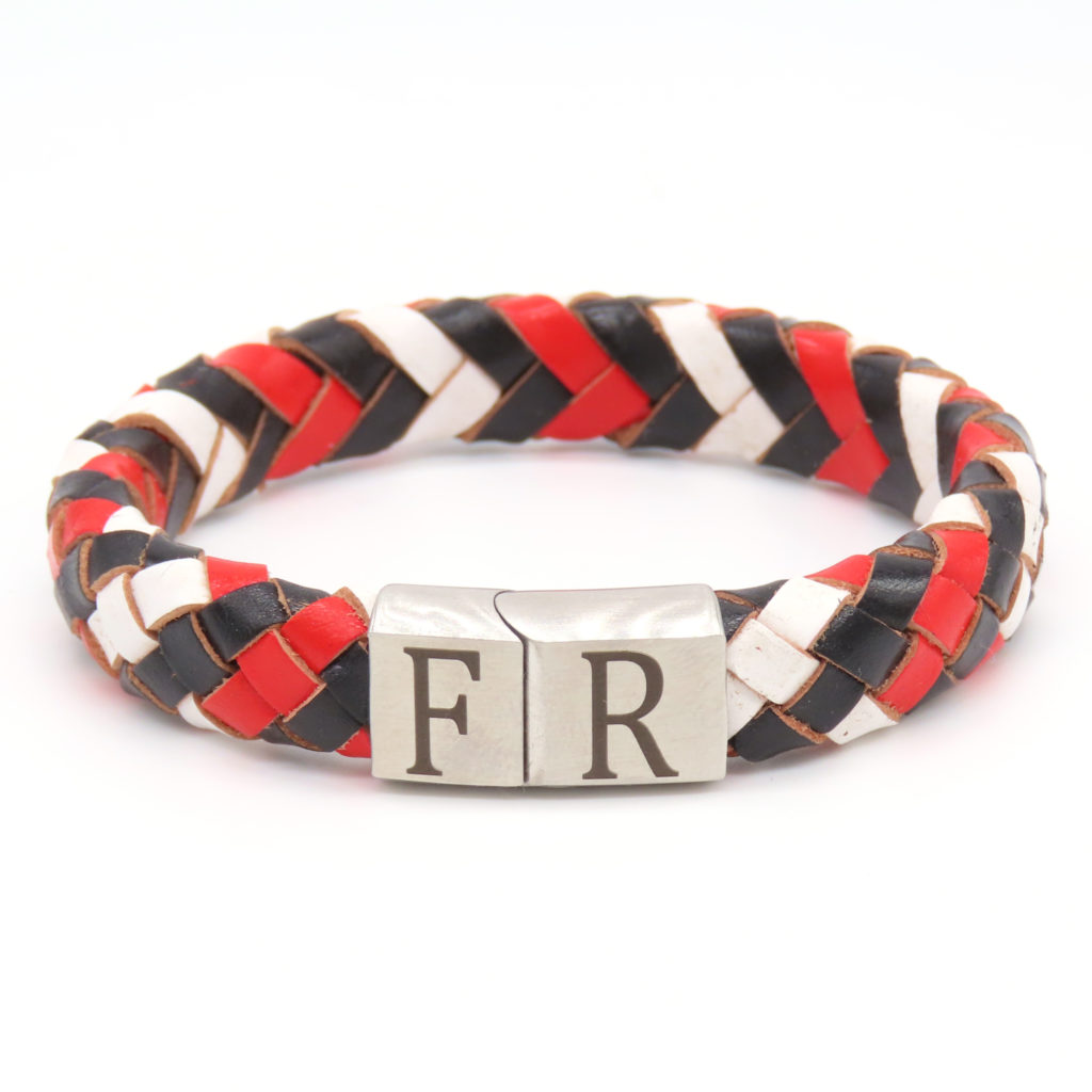 Leren armband zwart-wit-rood met zilver sluiting ‘FR’-gravure (geïnspireerd op clubkleuren)